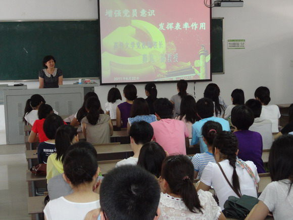 11.07.04 校党校副校长薛凡老师为社会学院2011届毕业生党员上党课.jpg